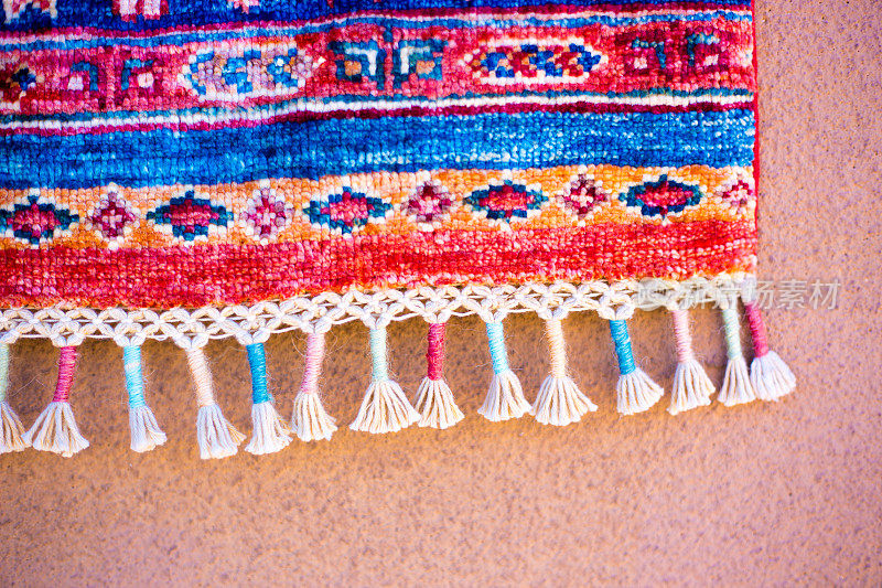 复古充满活力的阿富汗羊毛编织地毯/纺织品细节(特写)